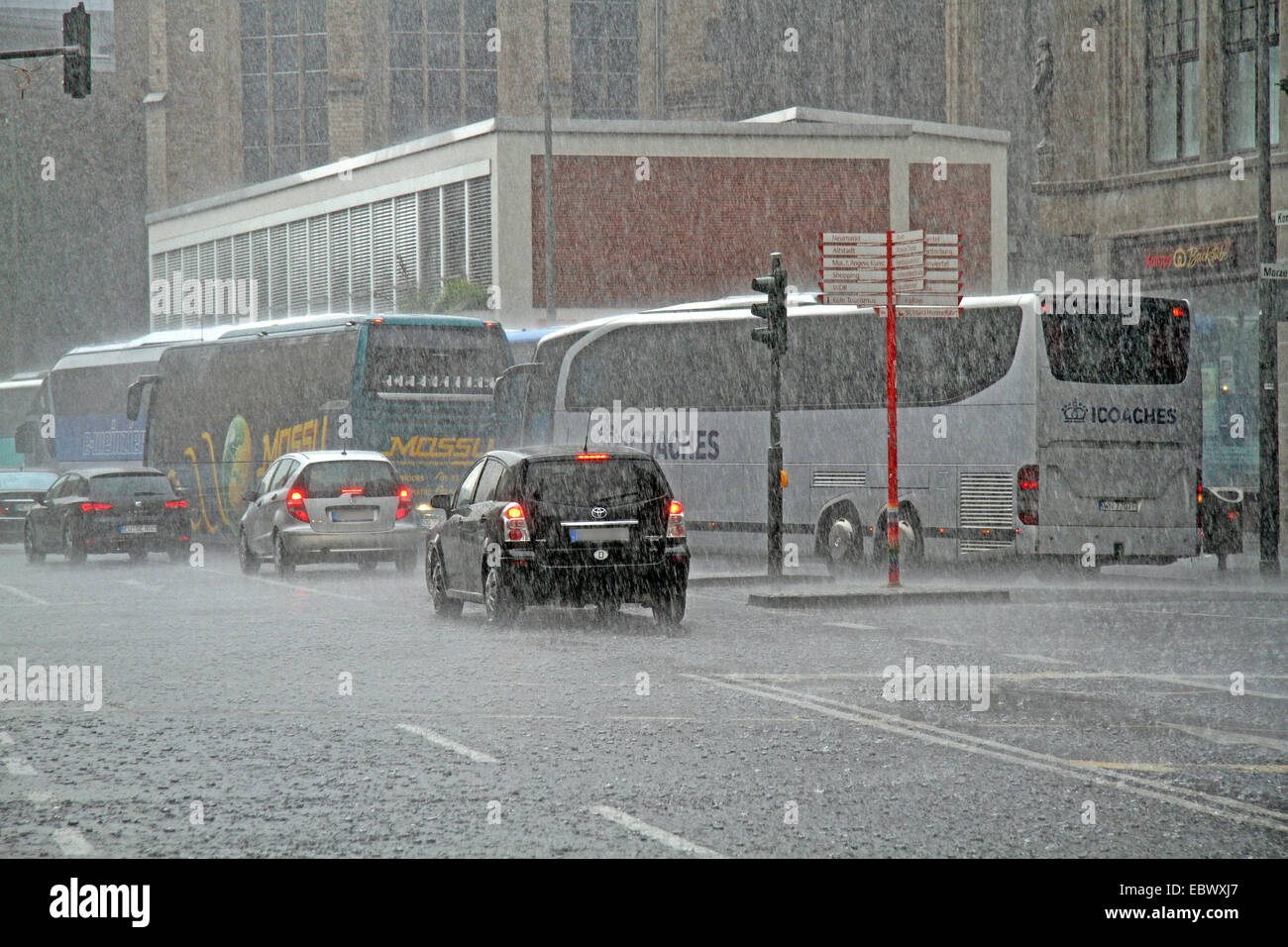 starker Regen behindert den Straßenverkehr, Deutschland Stockfoto