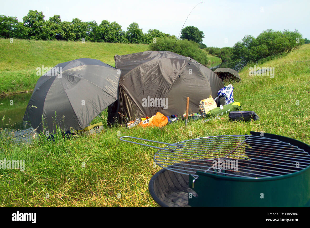 Angler mit ihren Zelten und Geräten an einem Fluß, Deutschland, Nordrhein-Westfalen Stockfoto