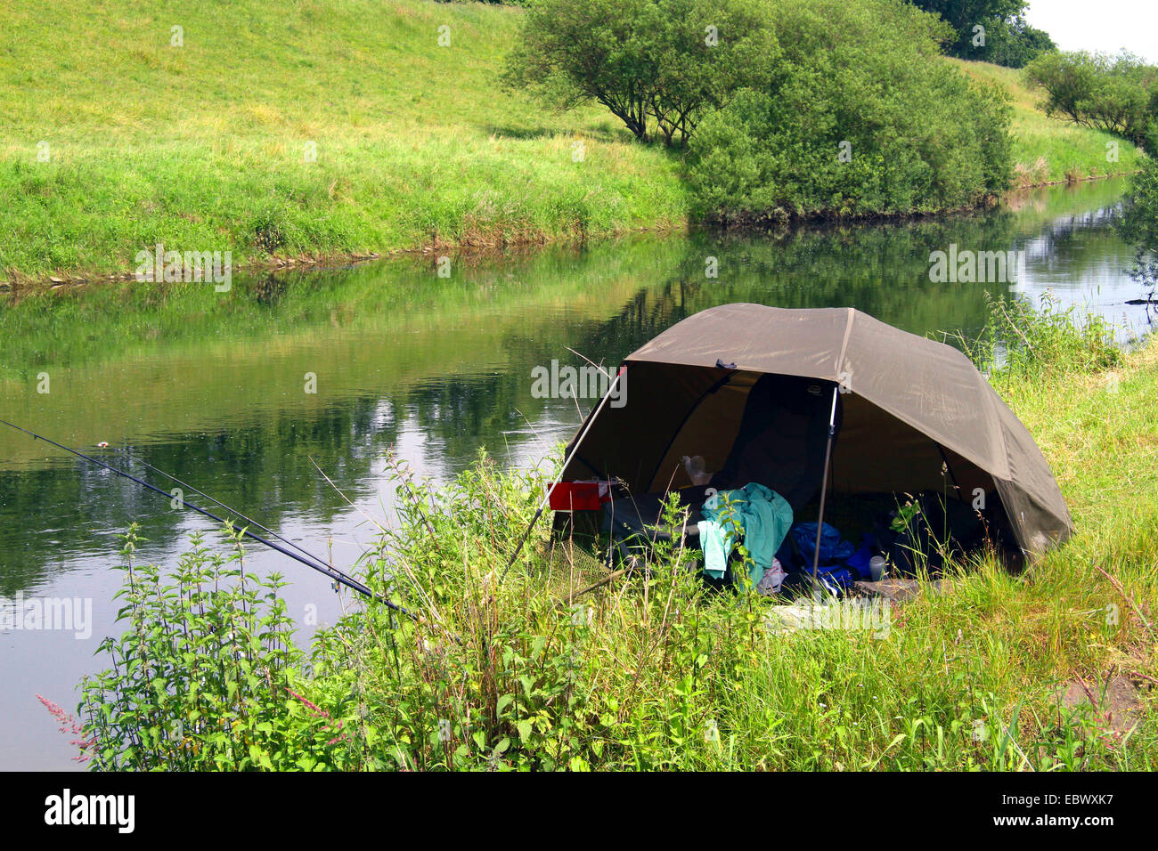 Zelt der Angler am Fluss, Deutschland, Nordrhein-Westfalen Stockfoto