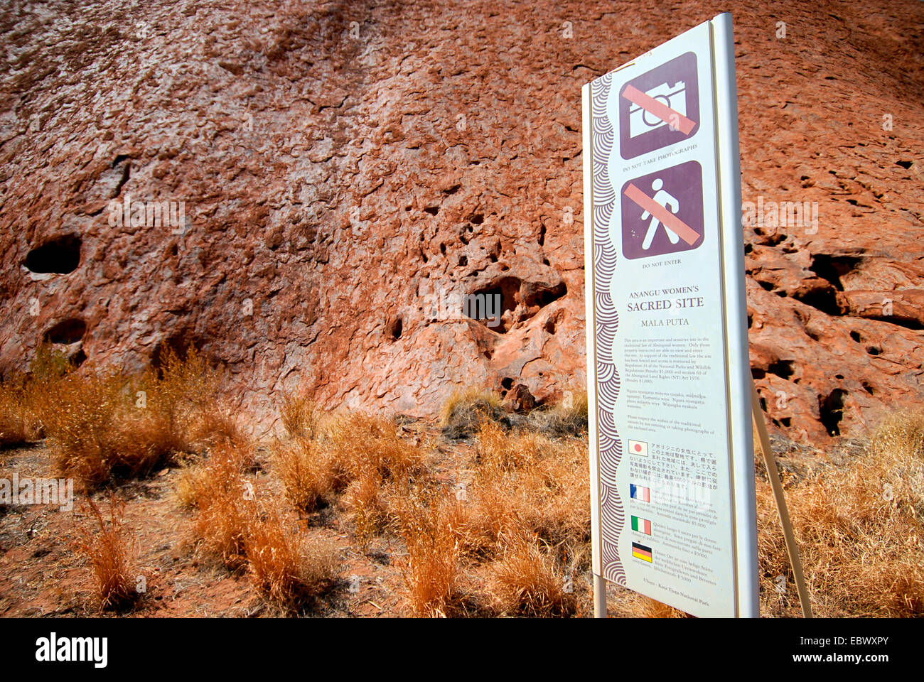 Verbotszeichen an heilige Stätte der Aborigines, Australien, Uluru-Kata Tjuta National Park, Alice Springs Stockfoto