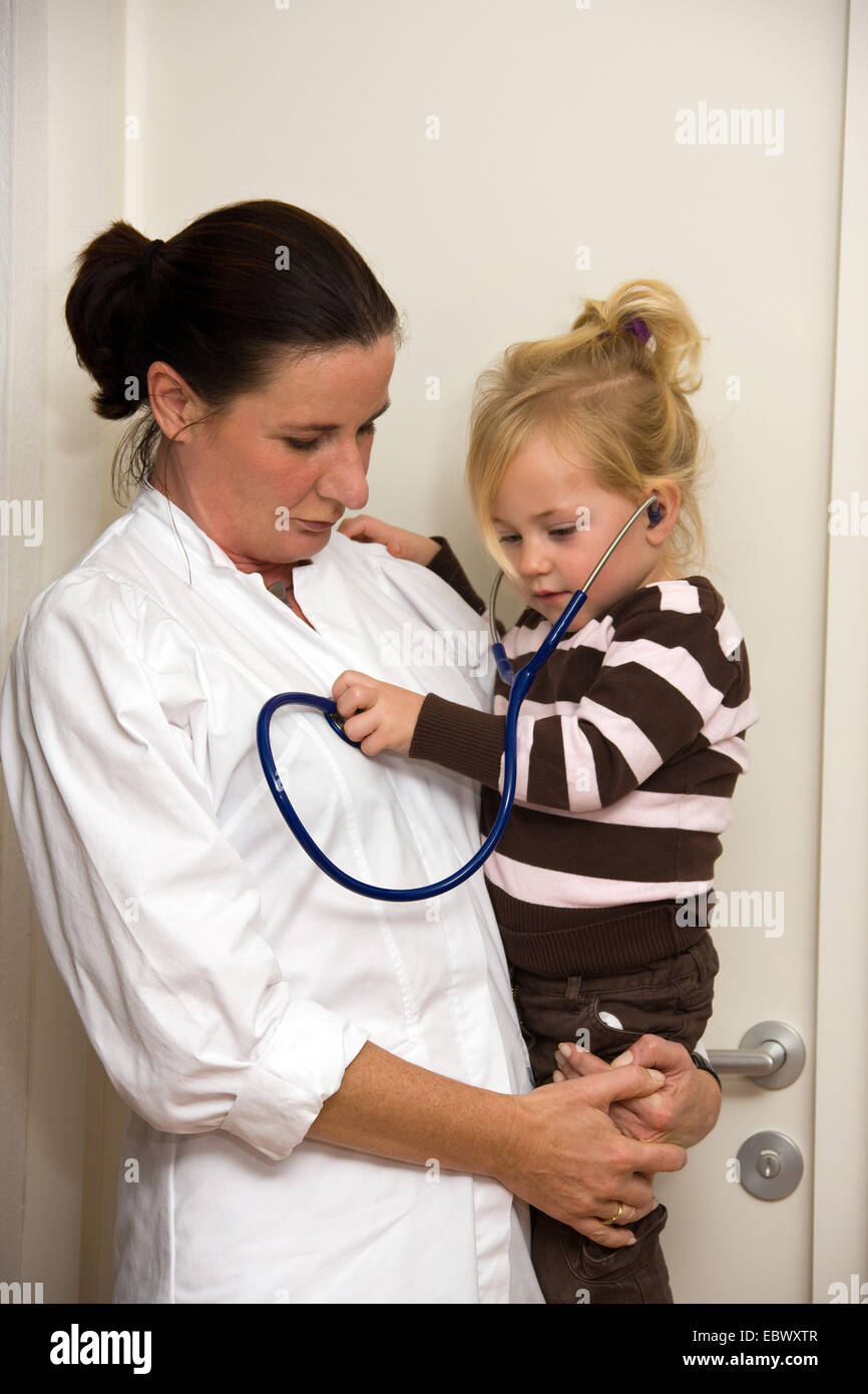 Kinderarzt untersucht ein Kind in der Chirurgie Stockfoto