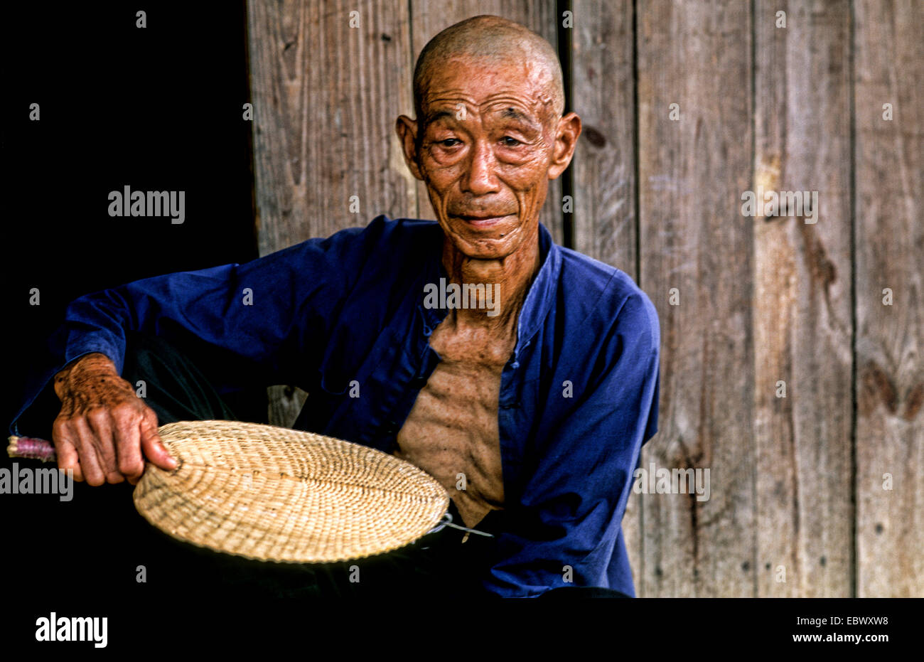alte chinesische Mann mit einem Ventilator, China Stockfoto