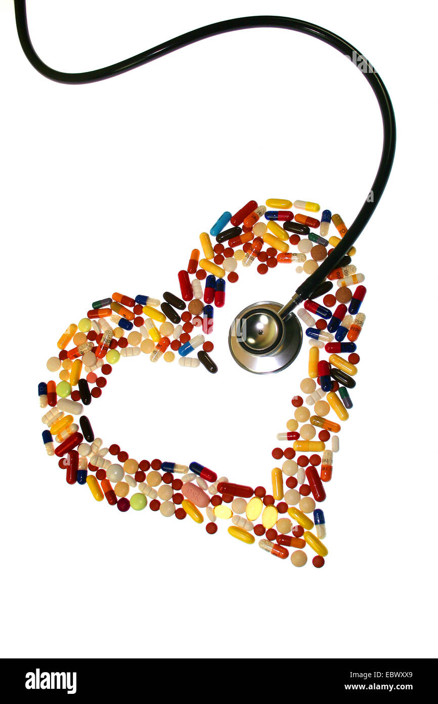 Tablets liegen als ein Herz und ein Stethoskop Stockfoto