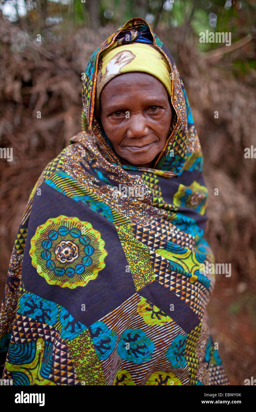 Portrait einer älteren Frau in traditioneller afrikanischer Kleidung, Burundi, Karuzi, Buhiga Stockfoto