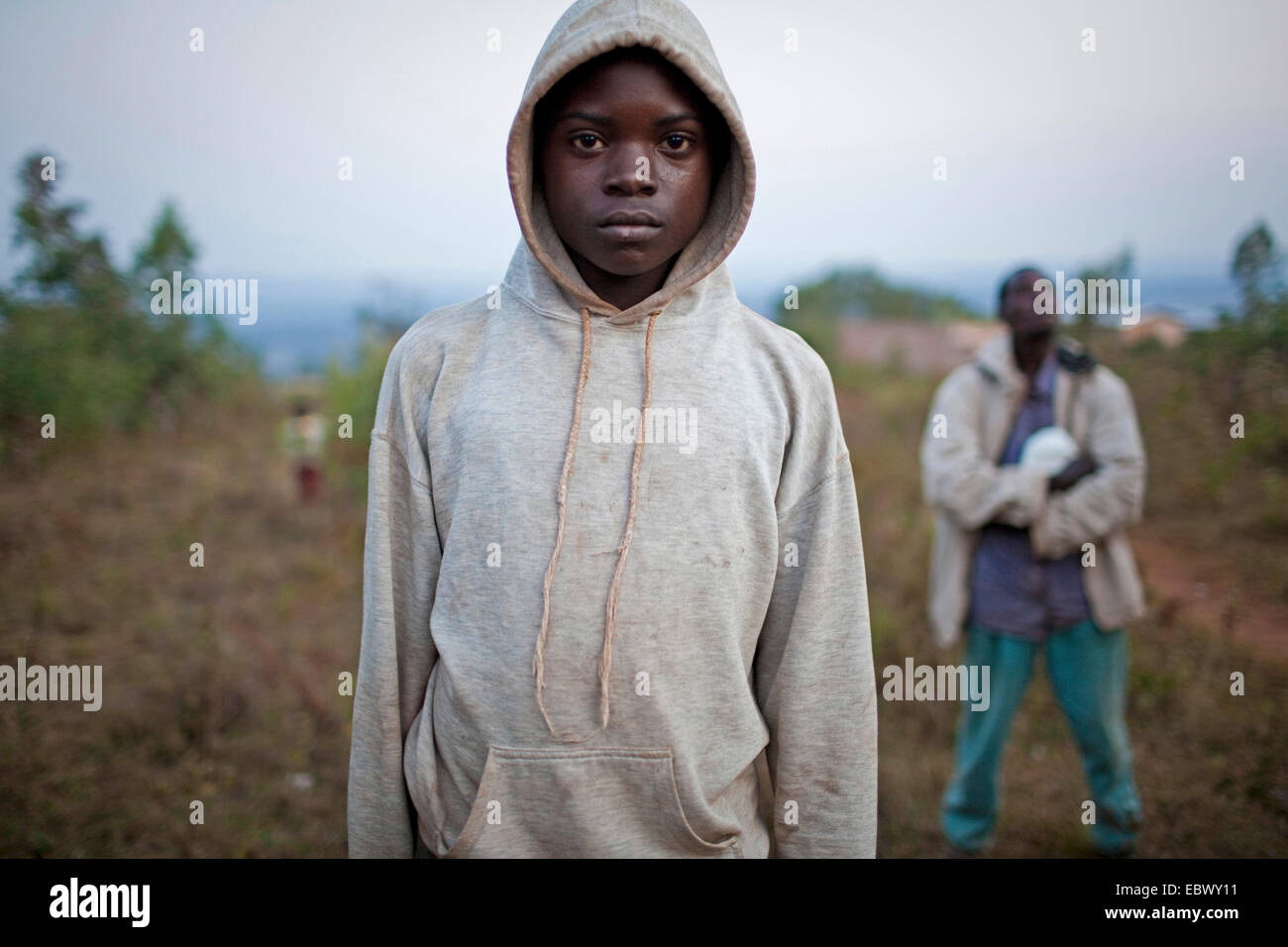Bildnis eines Knaben tragen eine Hoodie-Shirt im ländlichen Bereich, Mann sah in den Himmel im Hintergrund, Burundi, Karuzi, Buhiga Stockfoto