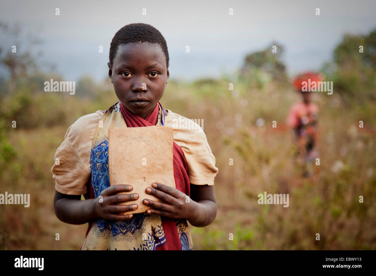 stolze Mädchen zeigen ihr Schulheft, Burundi, Karuzi, Buhiga Stockfoto