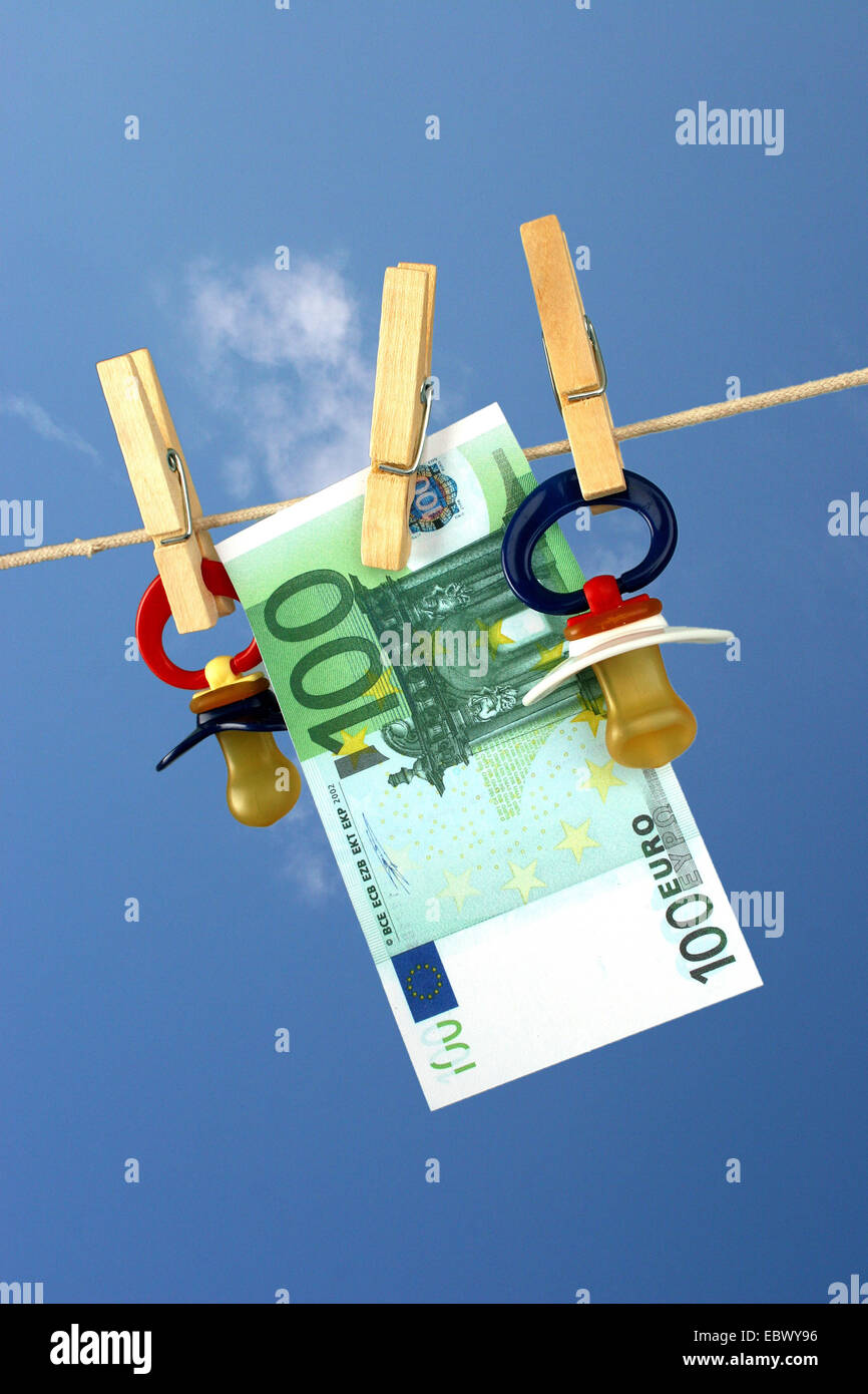 Symbol-Bild-Familienbeihilfe: 100 Euro-Schein und Bettdecken vor blauem Himmel mit ein paar Wolken Stockfoto