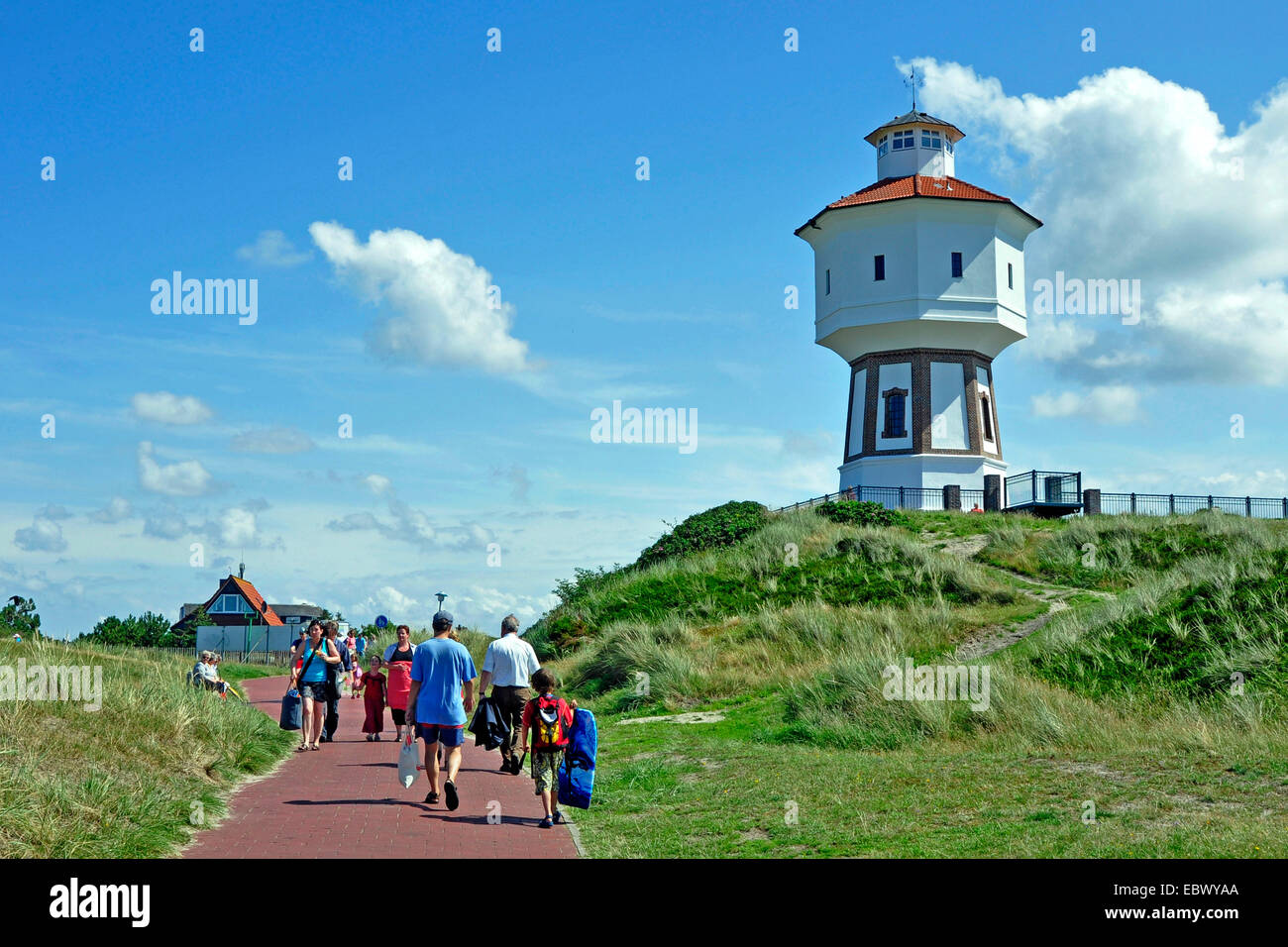 Touristen am Wasserturm auf Langeoog Insel, Deutschland, Niedersachsen, Langeoog Stockfoto