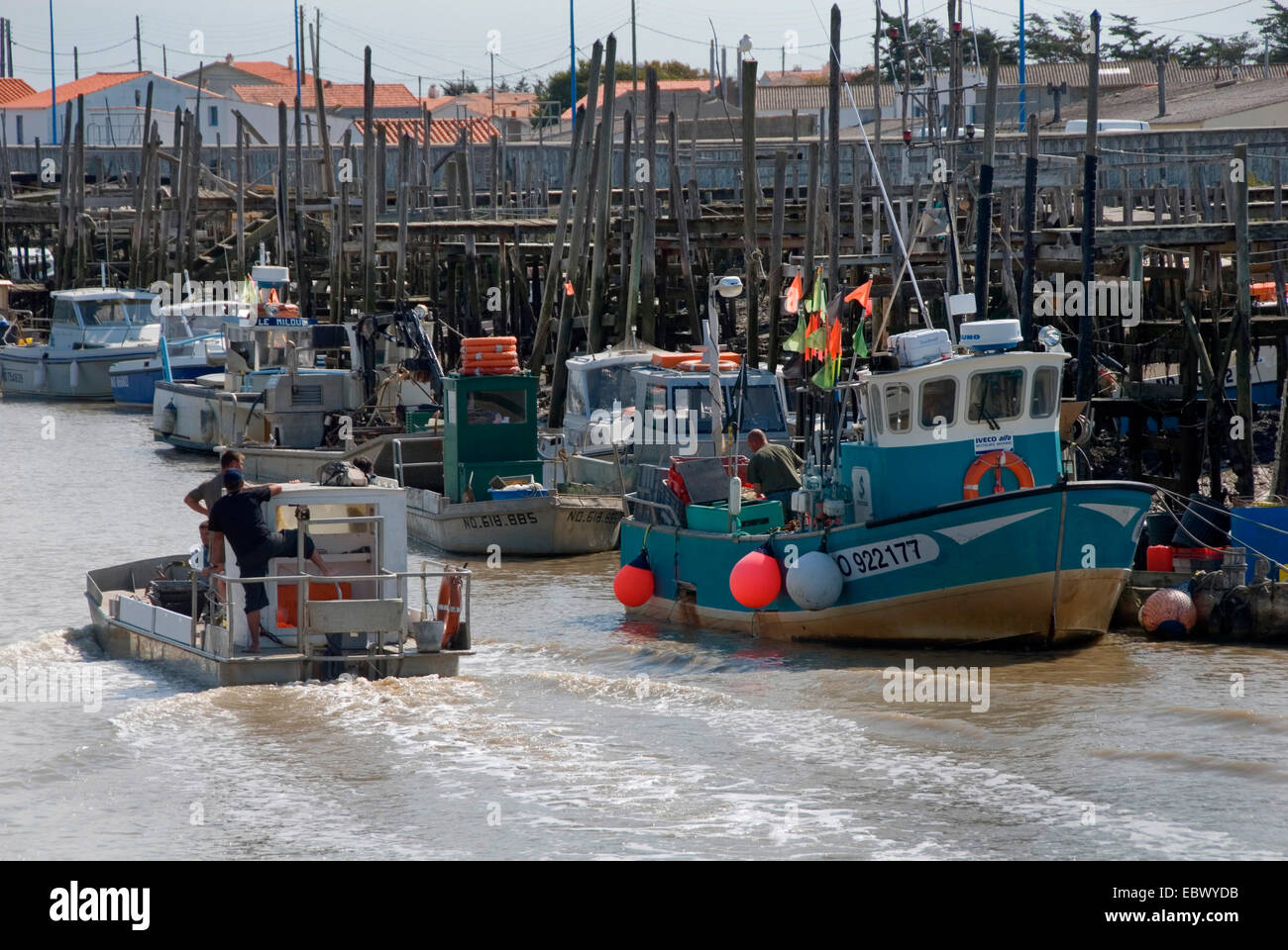 wenig Hafen Port du Bec (auch genannt "Chinesischer Hafen" für die hölzerne Stege) im Sumpfgebiet der Vend e mit Booten für Shell Ernte, Vendee, Frankreich, Port du Bec Stockfoto