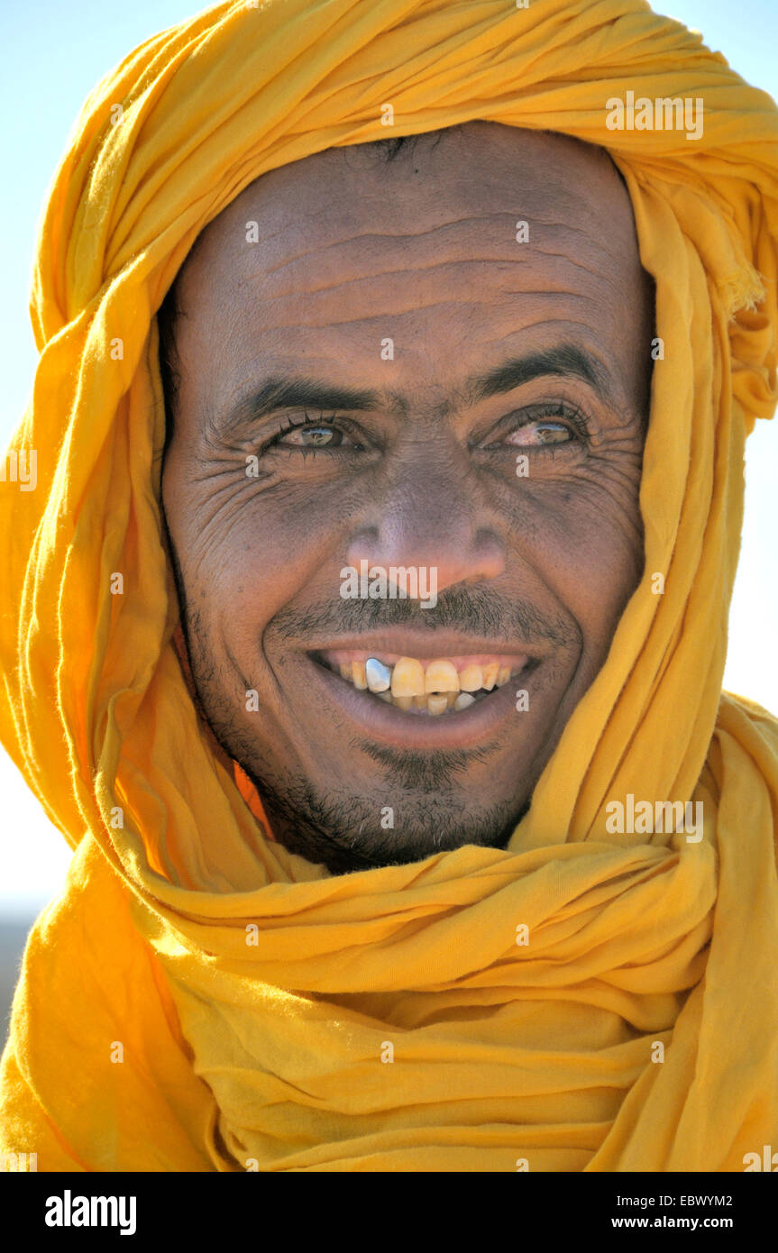 Berber mit traditionellen Tagelmust, Porträt, Erg Chebbi, Marokko, Sahara Stockfoto