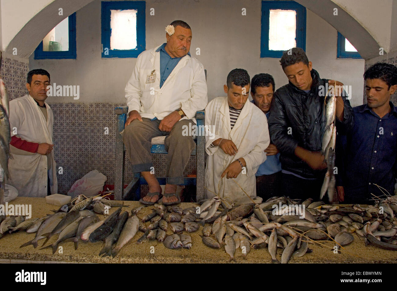 Männer in einer Halle auf dem Fischmarkt auf der Insel Djerba, Tunesien, Djerba Stockfoto