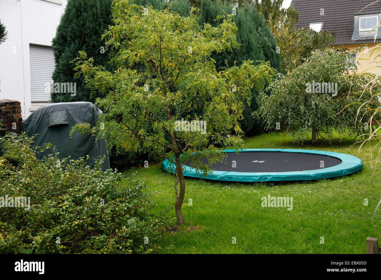 Trampolin im Garten, Deutschland Stockfotografie - Alamy