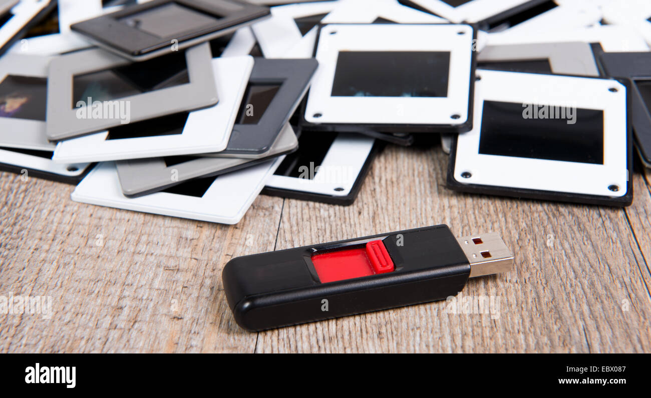 Folie Stapel mit einem USB-Flash-Laufwerk Stockfoto