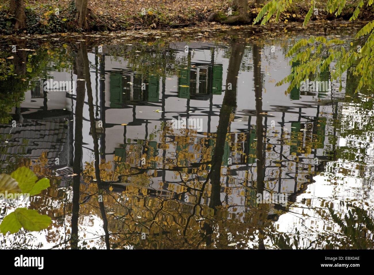 Rheinischen Museum der Industrie Spiegelung St.-Antony-Hütte in einem Teich, Oberhausen, Ruhrgebiet, Nordrhein-Westfalen, Deutschland Stockfoto