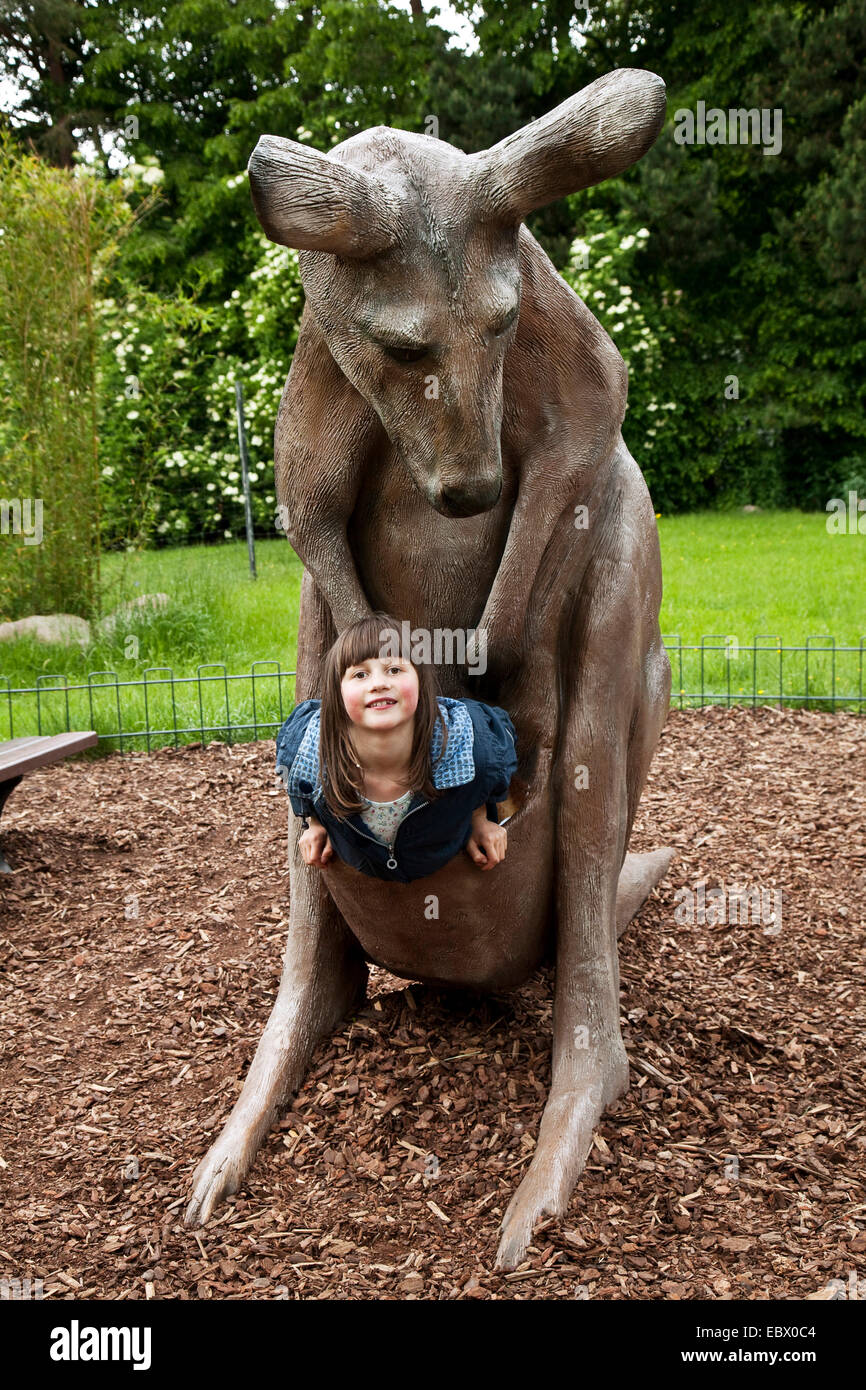 Kind im Beutel eines Kängurus in einem Zoo, DEU, Deutschland, BRD Stockfoto