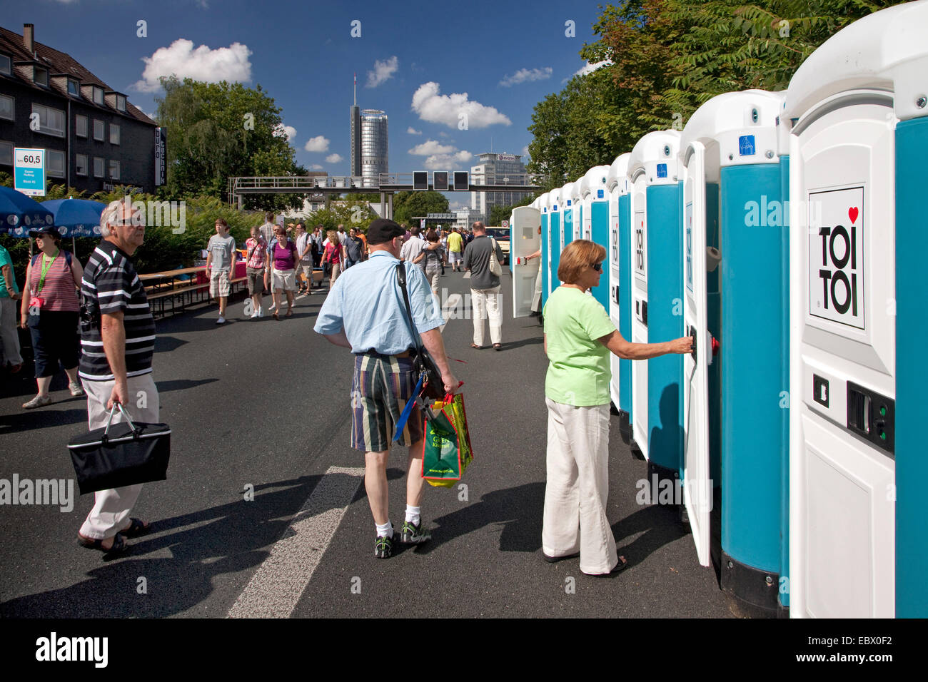 Toiletten auf der Veranstaltung "Still-Leben Ruhrschnellweg" auf der Autobahn A 40, Essen, Ruhrgebiet, Nordrhein-Westfalen, Deutschland Stockfoto