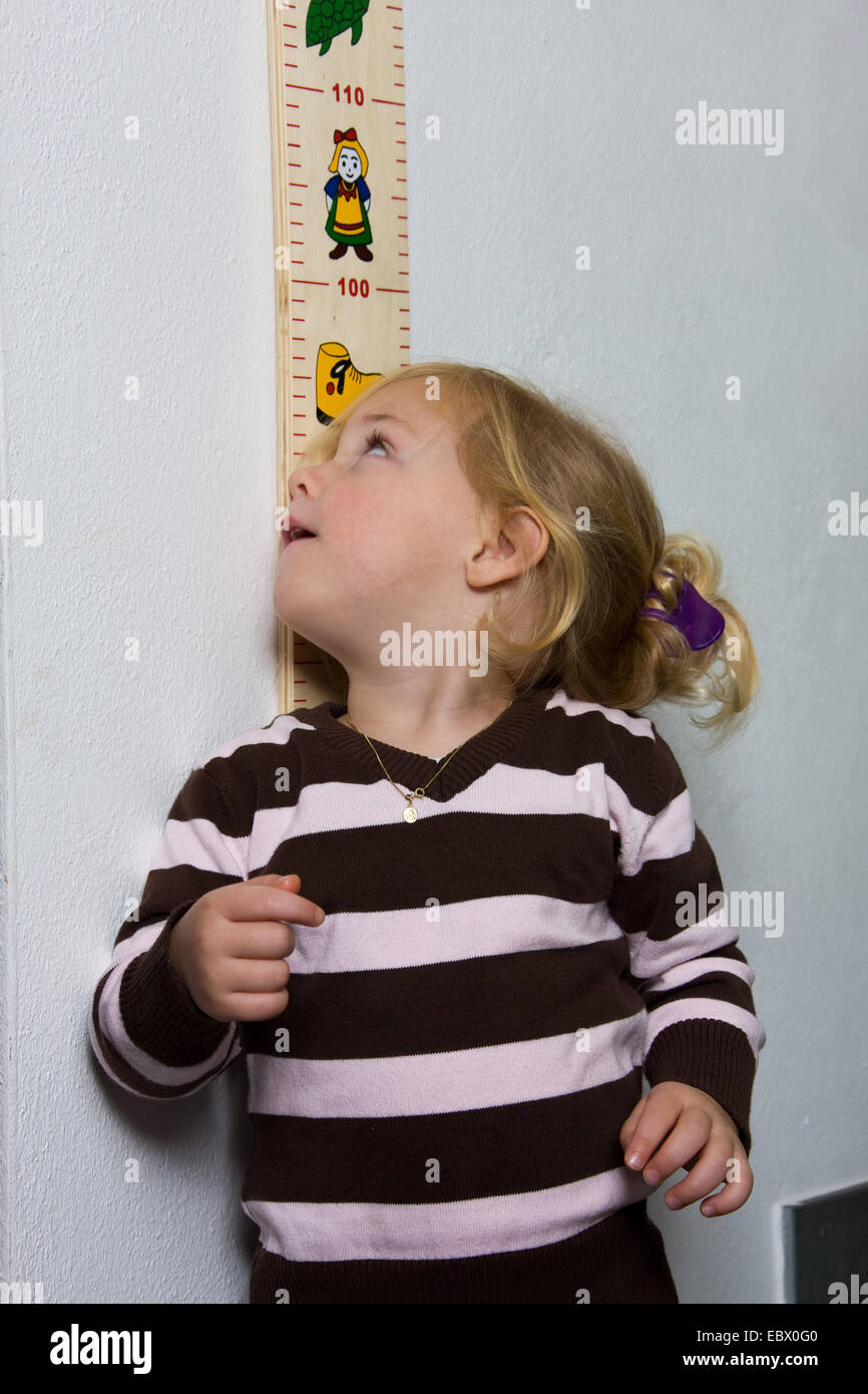 Körpergröße eines kleinen Mädchens wird gemessen Stockfoto