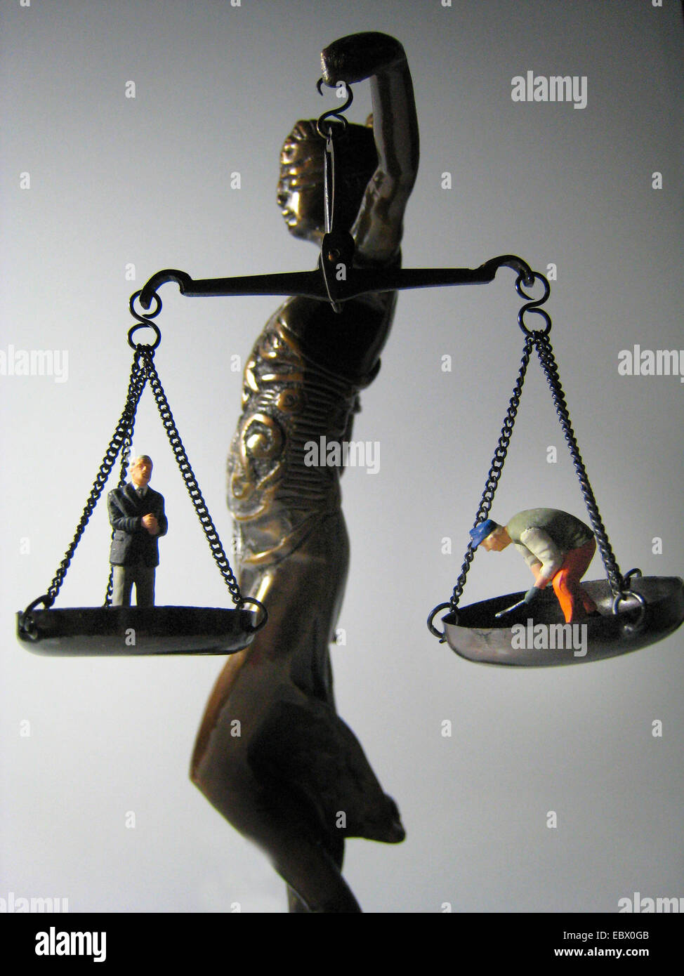 Bild "soziale Gerechtigkeit" Symbol: Justitia mit Manager und Arbeiter Stockfoto
