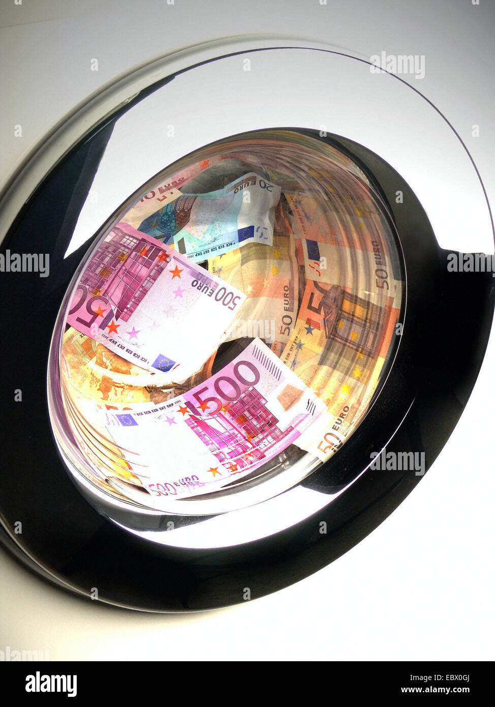 symbolisches Bild Geldwäsche, Banknoten in der Waschmaschine Stockfoto