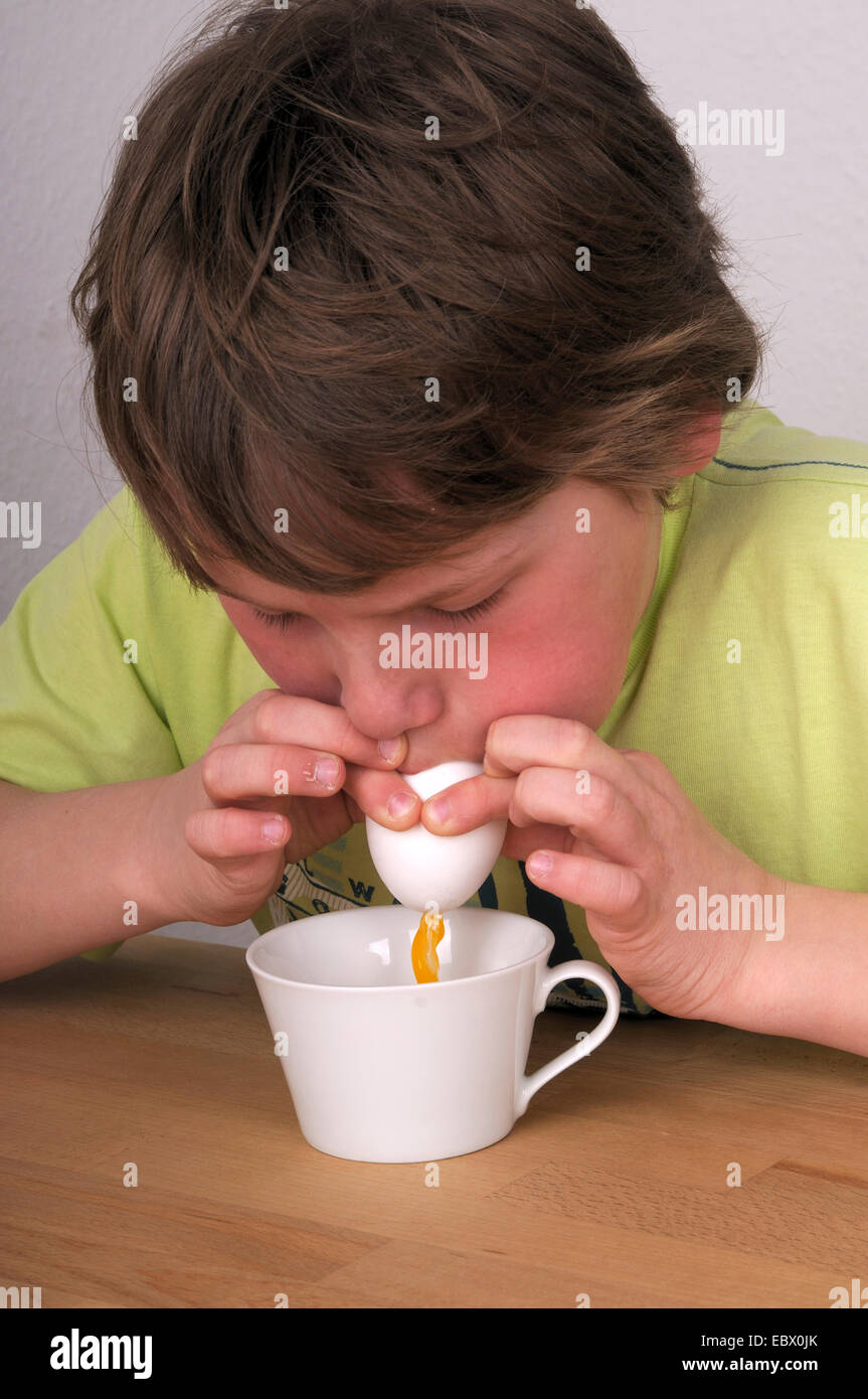 Boy bläst ein Ei raus, Deutschland Stockfoto