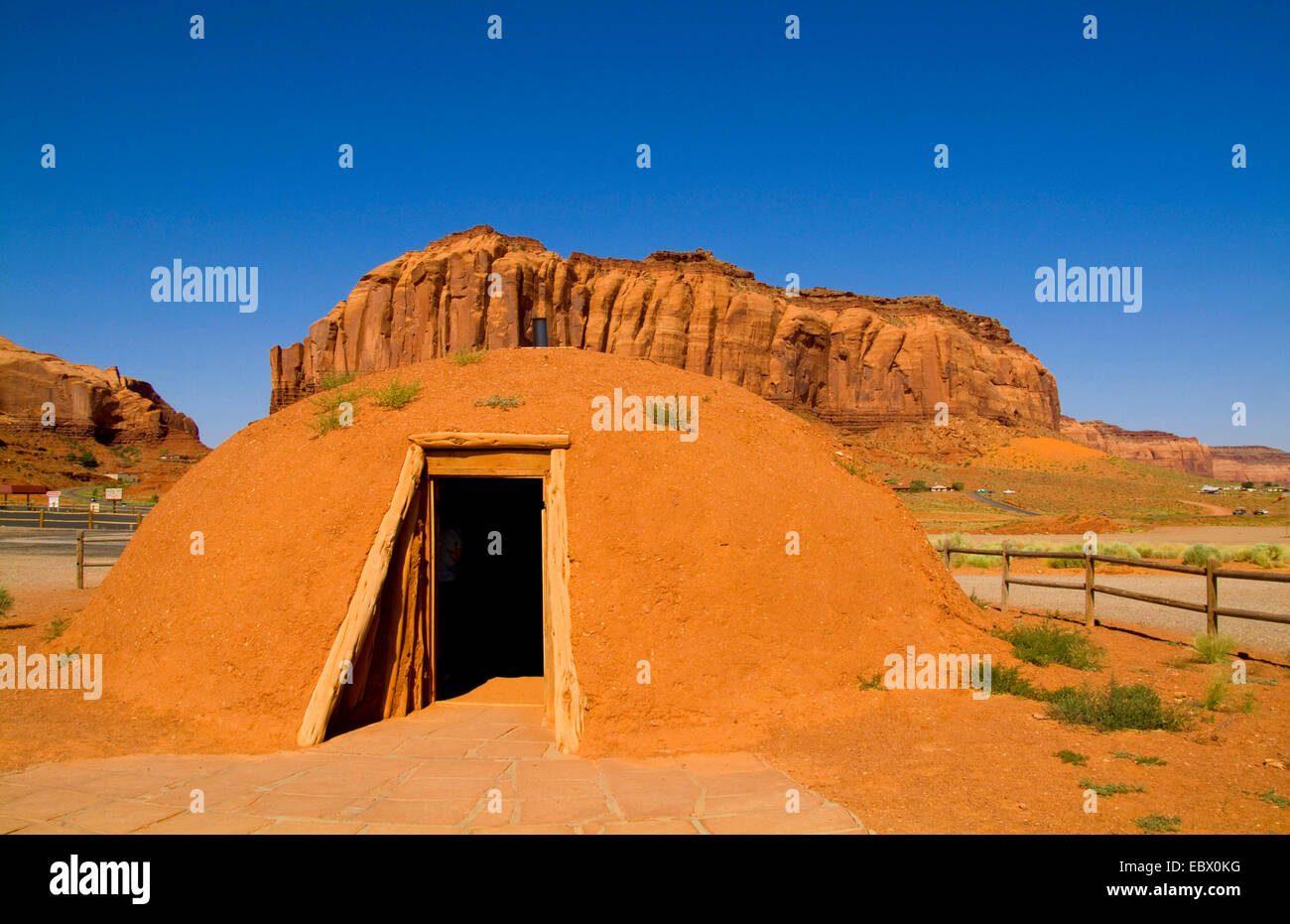 Navajo Indian alten Häuser genannt Hogan Häuser im Monument Valley, USA, Utah, Monument Valley National Park Stockfoto