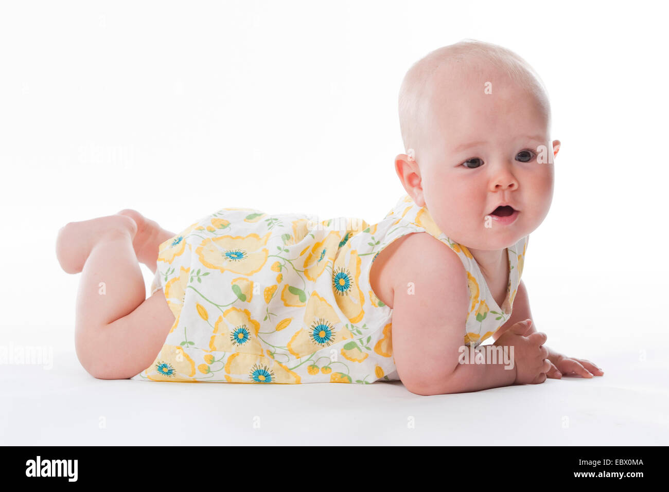 10 Monate altes Baby auf dem Boden liegend Stockfoto
