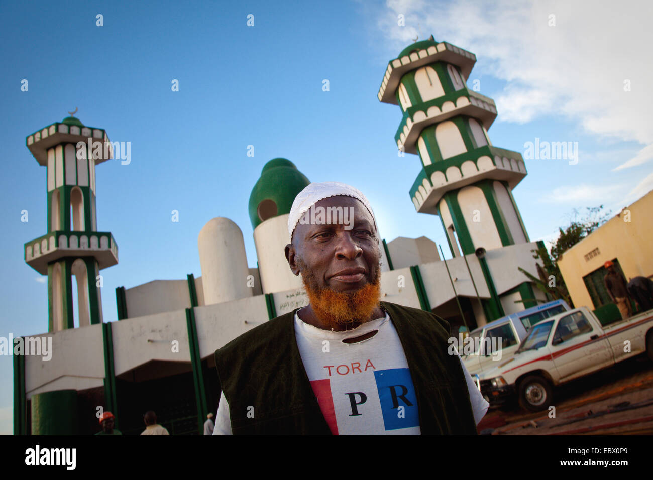 größte Moschee der Nyamirambo, eine Fläche von Kigali, wo eine größere Anzahl von Moslems leben, muslimischen Mann mit farbigen Bart und typischen muslimischen Kopf Getriebe im stehen im Vordergrund, Kigali, Ruanda, Nyamirambo Stockfoto