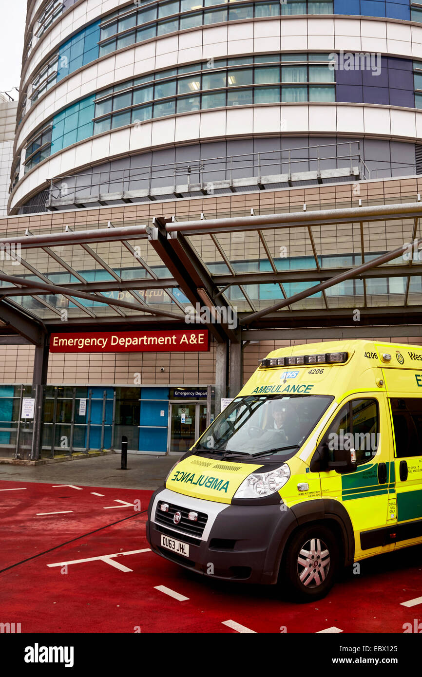 NHS Krankenwagen warten außerhalb der QE Hospital Birmingham Unfall- und Notfall-Abteilung oder A&E Abt. West Midlands Krankenwagen. Stockfoto