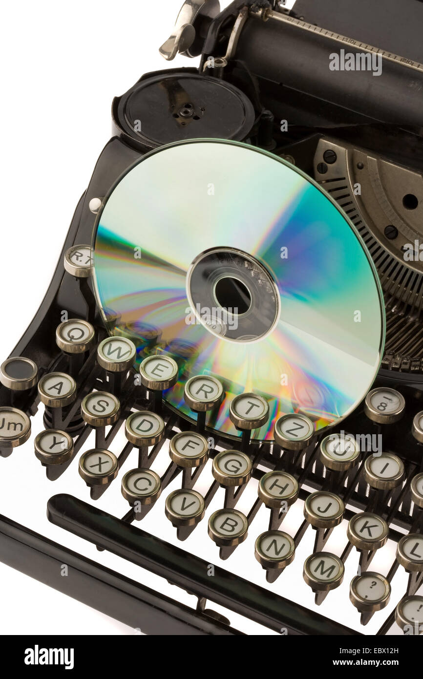CD-ROM in der Schreibmaschine stecken Stockfoto