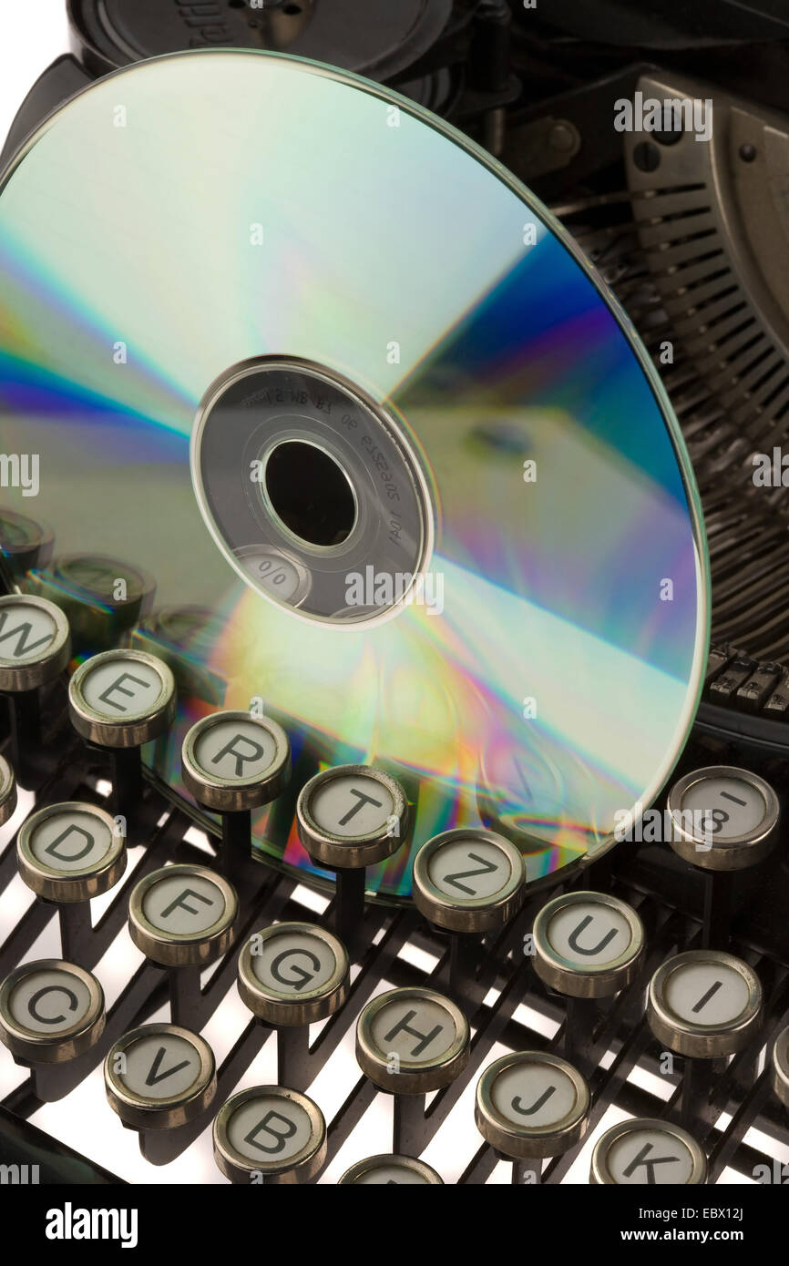 CD-ROM in der Schreibmaschine stecken Stockfoto