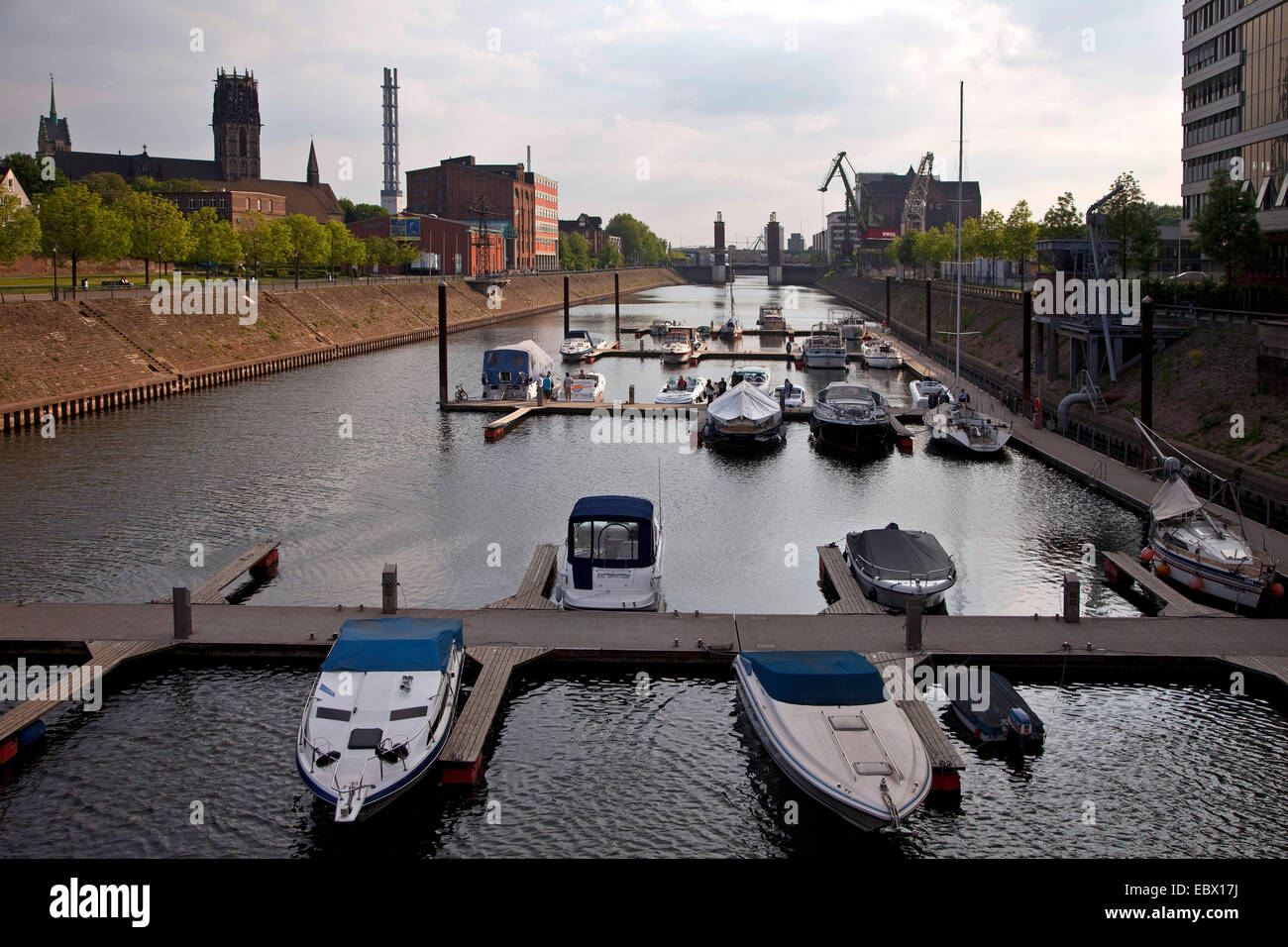 Sportboote im Yachthafen am inneren Hafen Duisburg, Duisburg, Ruhrgebiet, Nordrhein-Westfalen, Deutschland Stockfoto