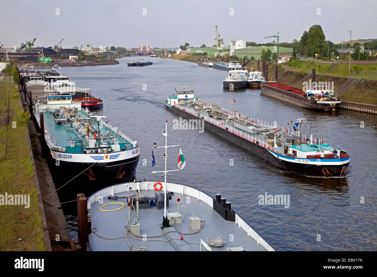 mehrere Schiffe in einer Chanel, Fahrzeugverbandes im größten inländischen Hafen von Europa, Deutschland, Nordrhein-Westfalen, Ruhrgebiet, Duisburg Stockfoto