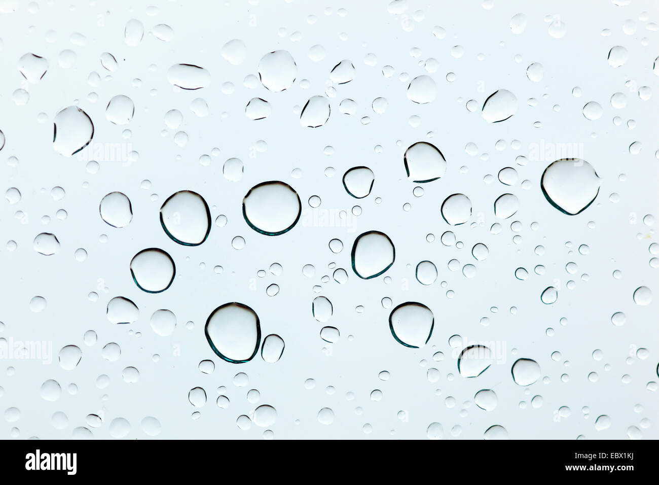 Wassertropfen auf einer Fensterscheibe Stockfoto