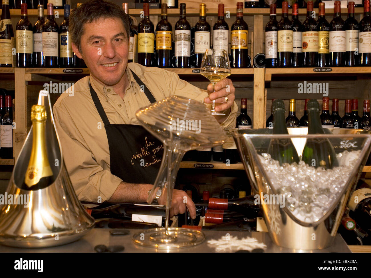 Weinhändler in Wein-Shop im Skiort Courchevel, Frankreich, Savoie, Frankreich, Herr Stockfoto