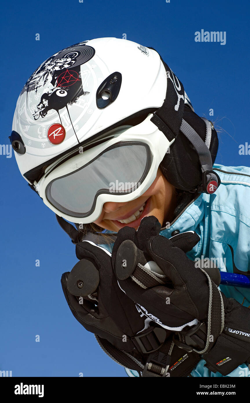 Teen bereit zum Skifahren, Frankreich Stockfoto