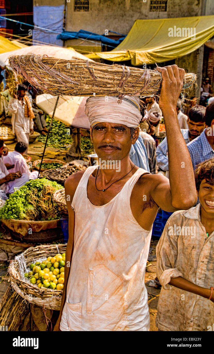 Markt mit Einheimischen verkaufen Obst und Gemüse in Daryagani in Old Delhi Indien, Indien, Old Delhi Stockfoto