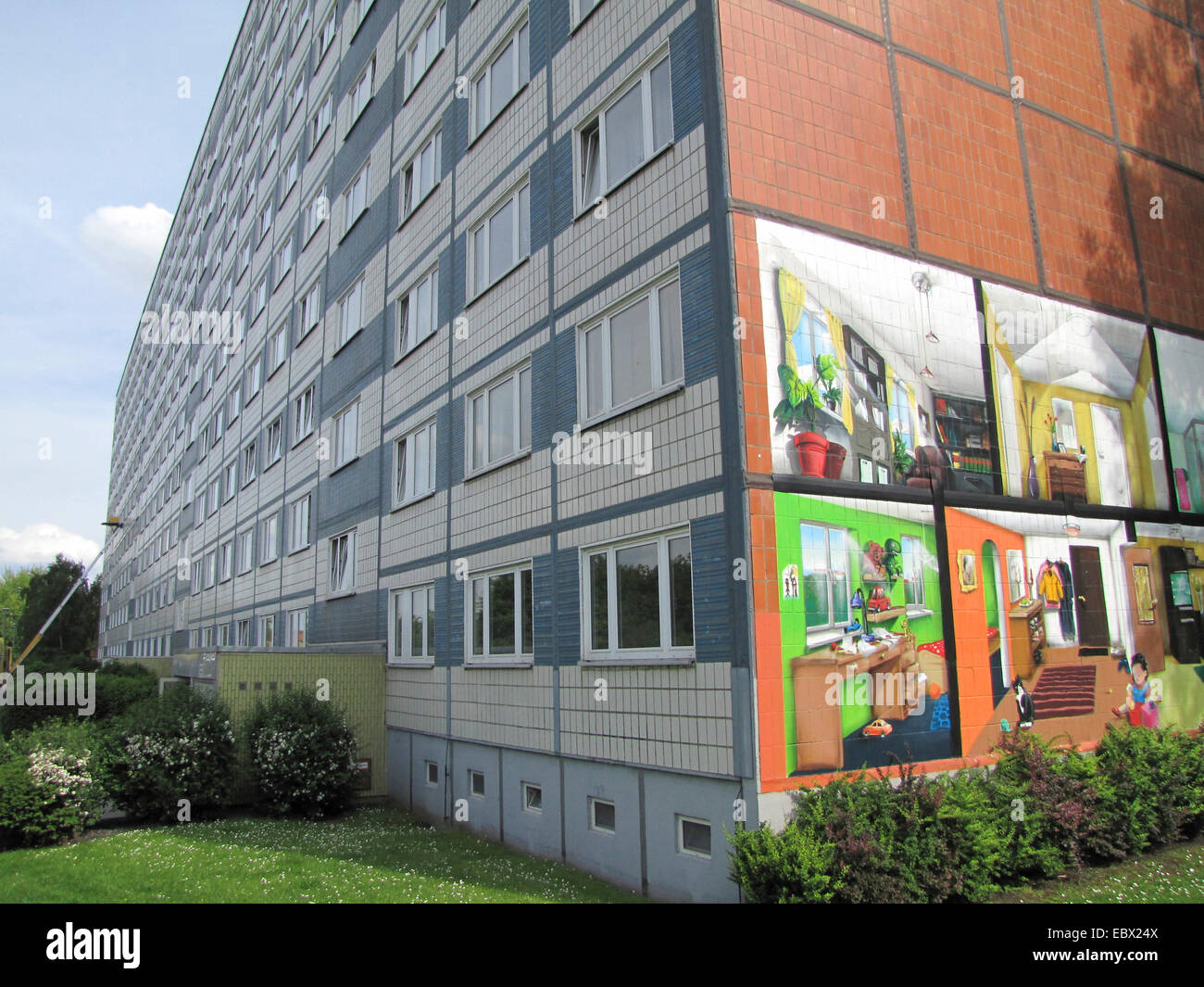 housing Estate in der ehemaligen DDR, sozialistischen Gebäude, Gemälde auf der Seitenwand des Gebäudes, Deutschland, Mecklenburg-Vorpommern, Magdeburg Stockfoto