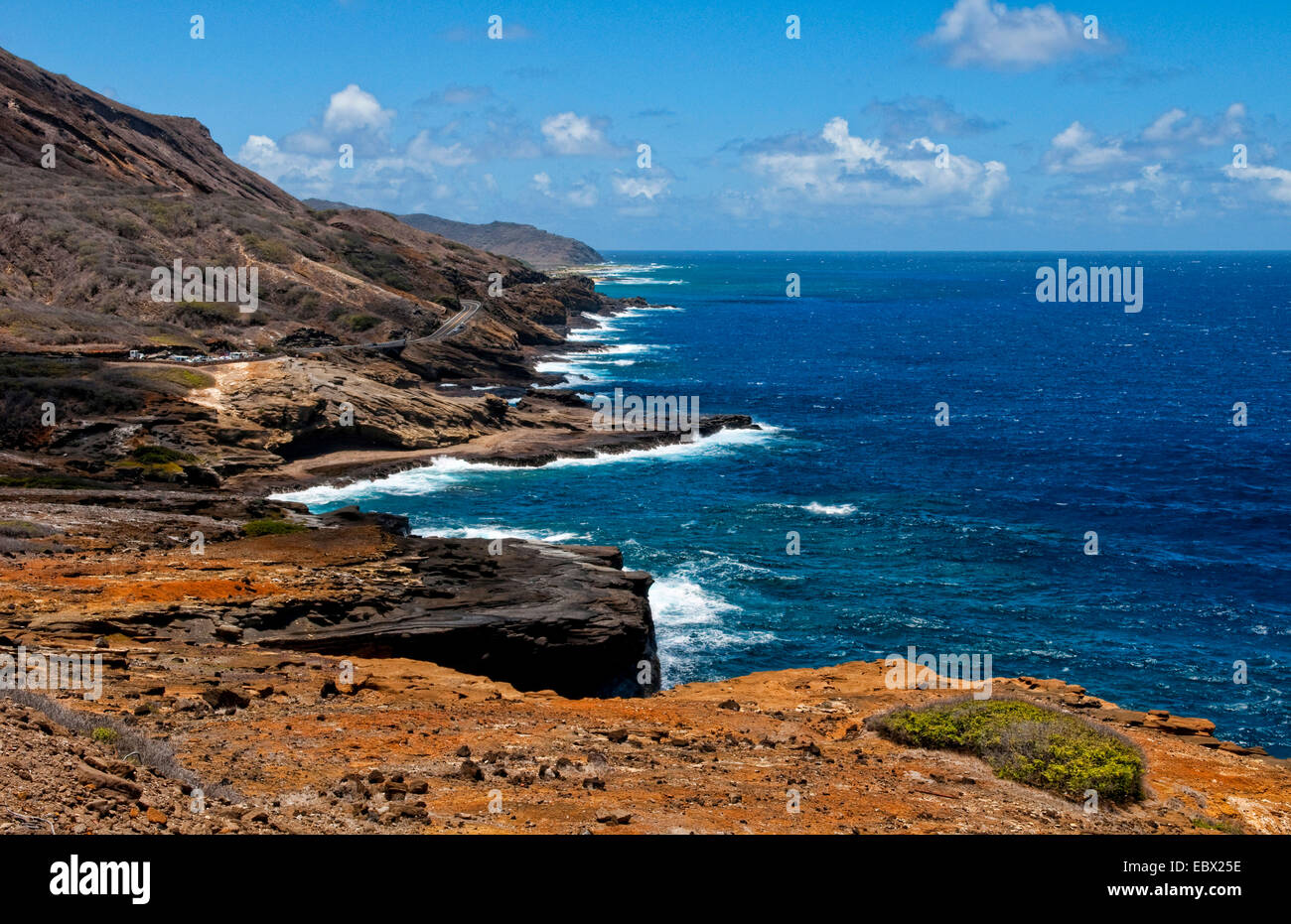 Felsen und Wellen des Pazifischen Ozeans im Koko Head in der Nähe von Hanauma Bay, USA, Hawaii, Honolulu Stockfoto