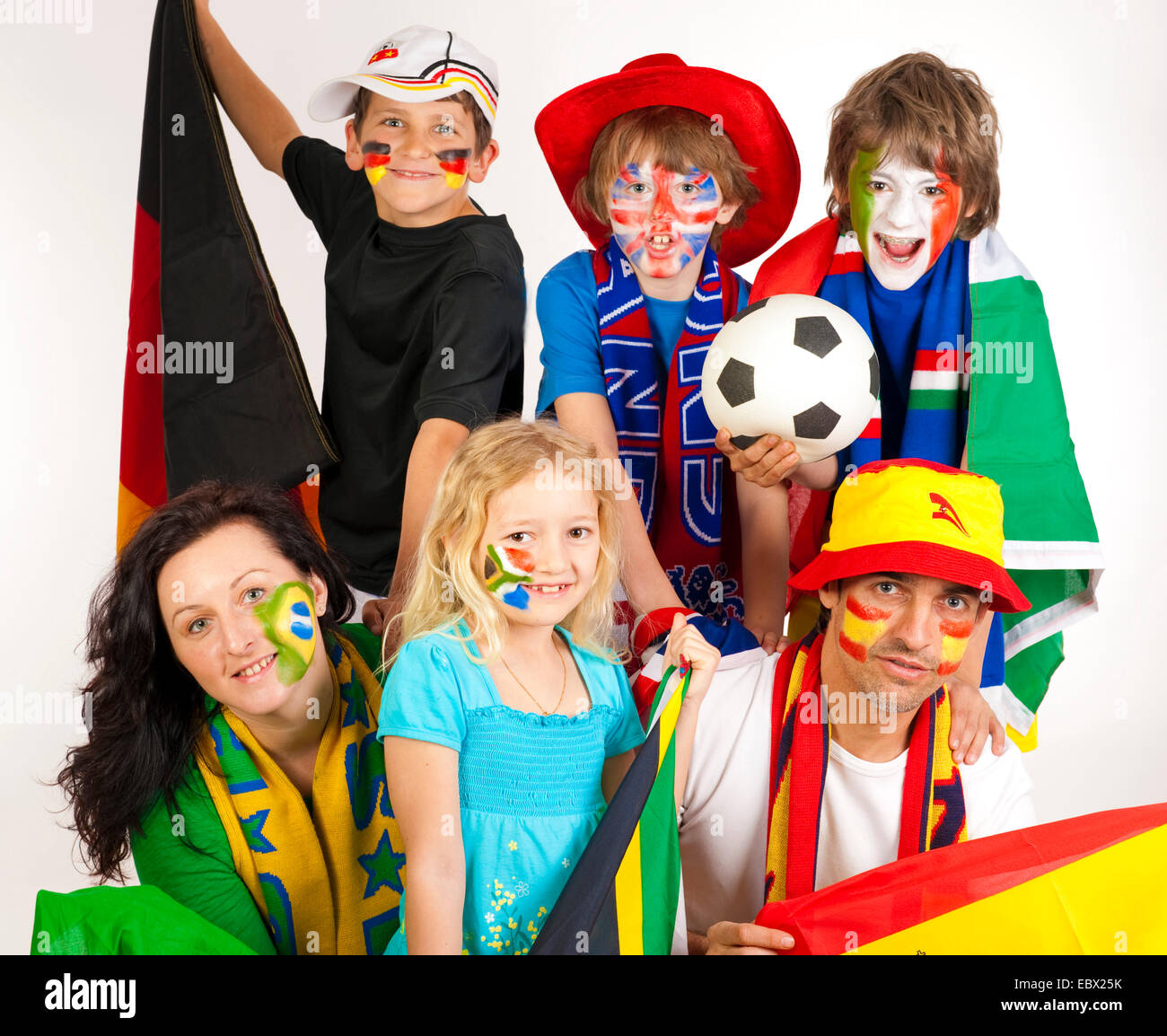 Vater mit Kindern als Fußball-Fans zur WM 2010 mit verschiedenen Flaggen Stockfoto