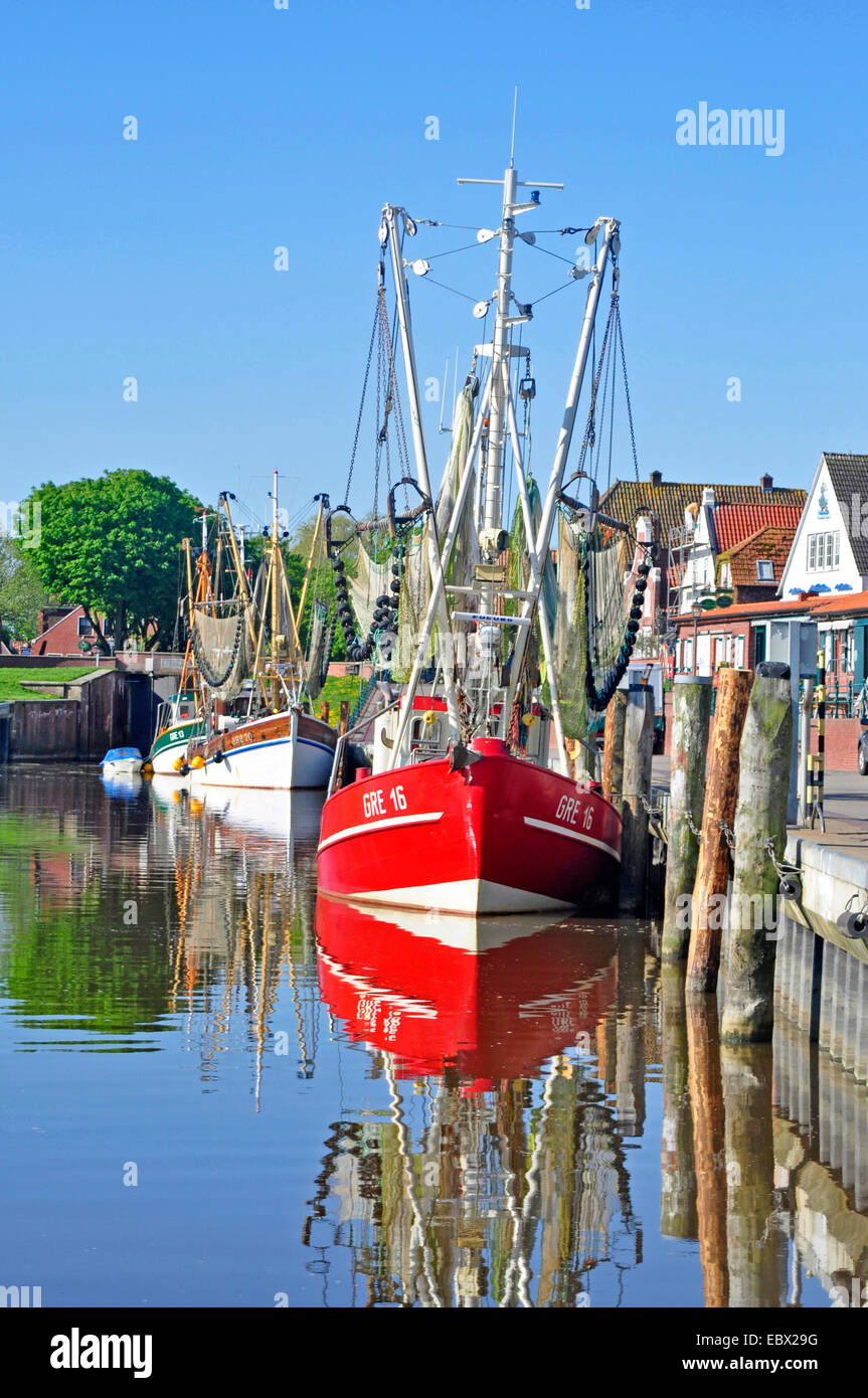 Angeln Trawler im Hafen Greetsiel, Ostfriesland, Niedersachsen, Deutschland Stockfoto