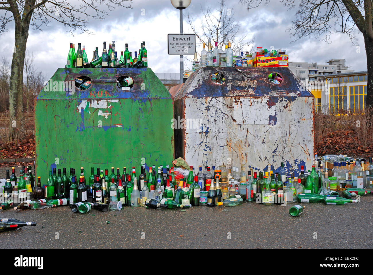 leere Flaschen herum eine Abuzzed Flasche Bank, Deutschland Stockfoto
