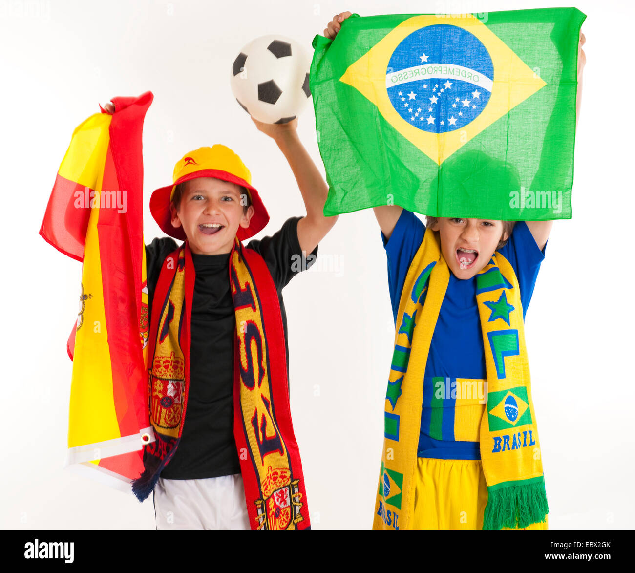 zwei Jungs als Fußball-Fans während der WM in Südafrika mit spanischen und brasilianischen Flagge Stockfoto