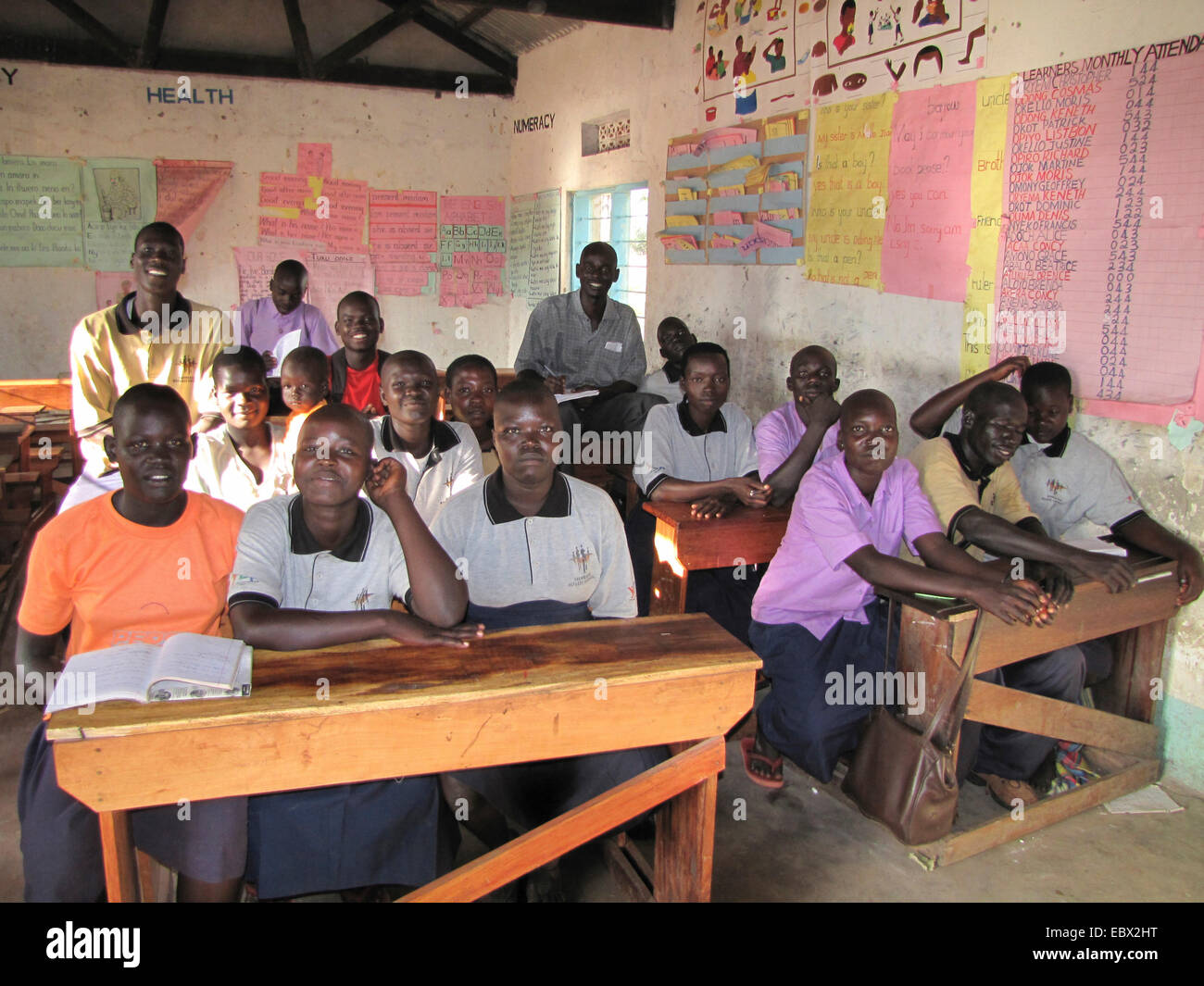 ehemalige Kindersoldaten im Norden Ugandas um Gulu sind rehabilitiert wird, in einem psychologischen Zentrum mit einer Berufsschule, Gruppenbild im Klassenzimmer, Uganda, Gulu Stockfoto