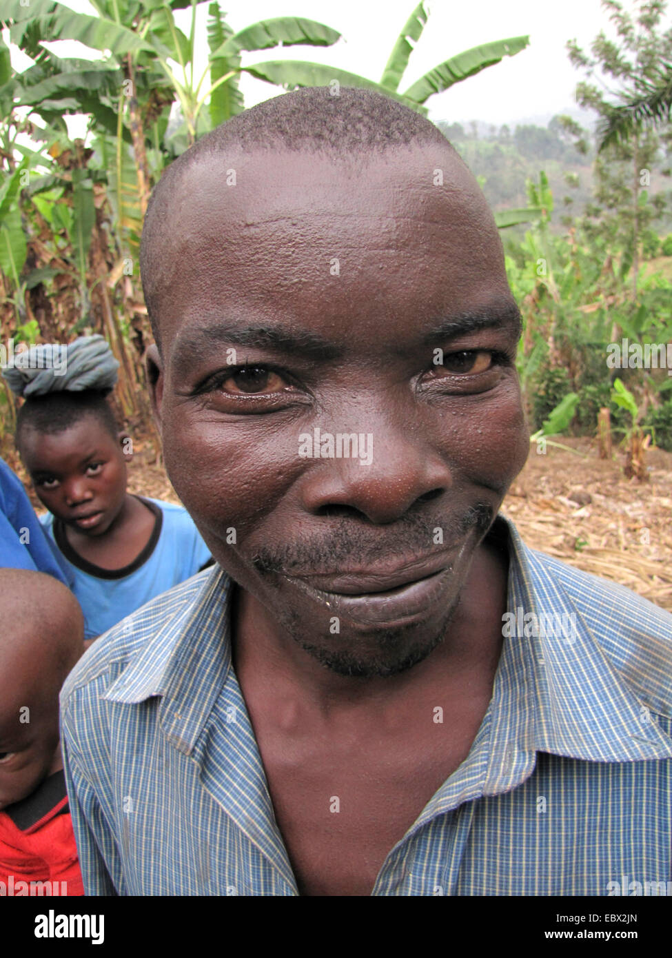 Porträt eines Mitglieds der Minderheit der Batwa, Burundi, Bujumbura rural, Mutimbuzi Stockfoto