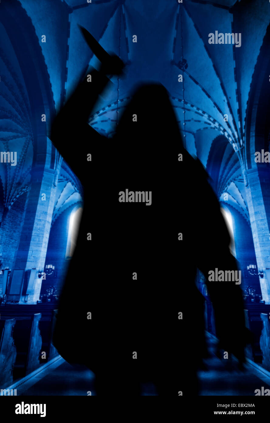 Schatten des Mörders mit Messer in einer Kirche Stockfoto