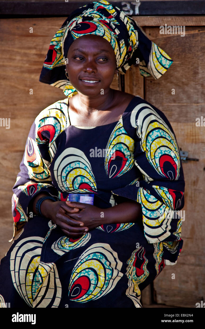 junge Frau in traditioneller Kleidung, Ruanda, Nyamirambo, Kigali Stockfoto