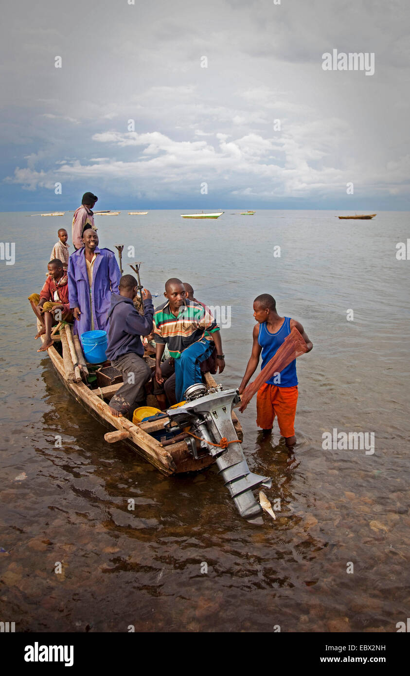 Angelboot/Fischerboot mit Fischern am Tanganjikasee, Burundi, Makamba, Mvugo, Nyanza Lac Stockfoto
