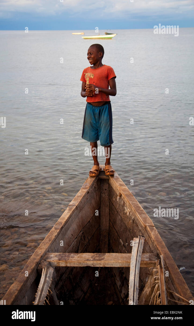 Junge stand auf Fischerboot am Tanganjikasee, Burundi, Makamba Stockfoto
