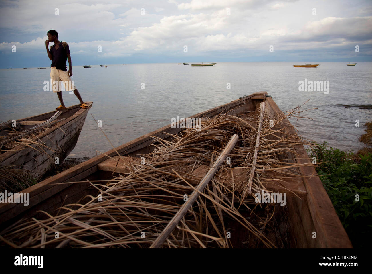 Junge stand auf Fischerboot am Tanganjikasee, Burundi, Makamba Stockfoto