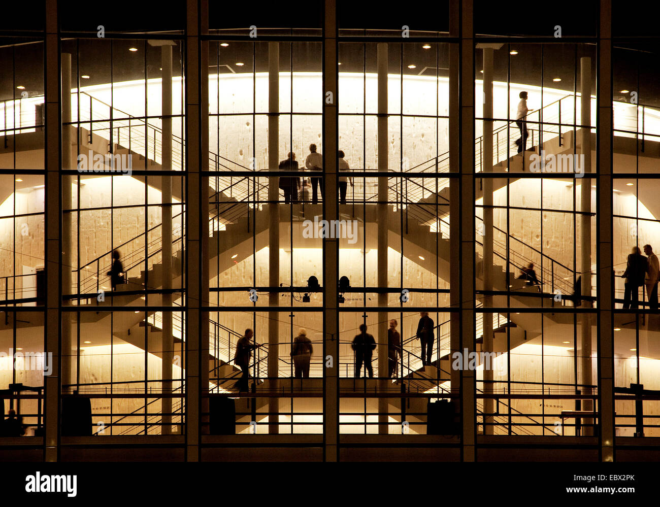 Personen in den beleuchteten "Musiktheater Im Revier", Gelsenkirchen, Ruhrgebiet, Nordrhein-Westfalen, Deutschland Stockfoto